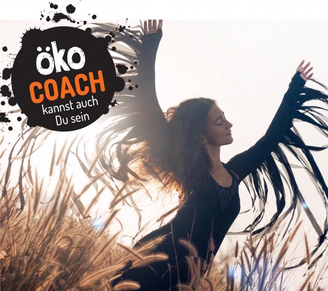 Öko Coach kannst auch du sein, mach mit. Bild einer emotionalen Frau im Kornfeld mit Sonne, die Ihre Arme wie Flügel ausbreitet