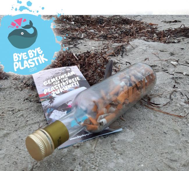 Zigarettenkippen am Strand gesammelt in Flasche